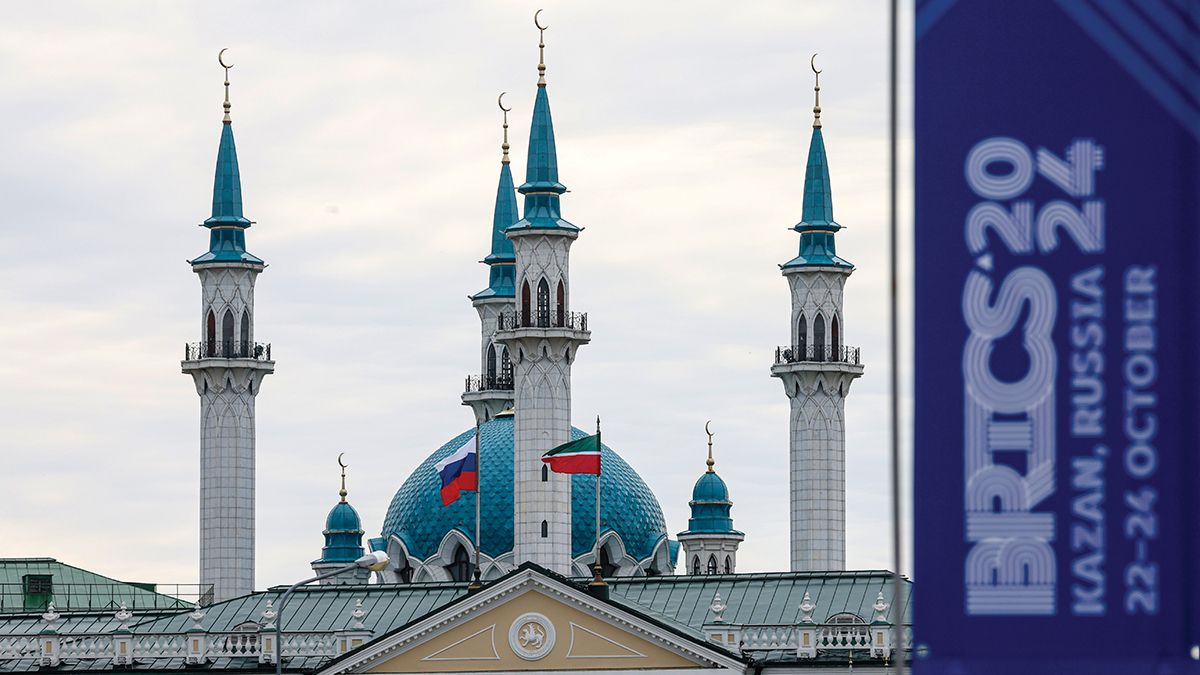 Leváltanák a haldokló világrendet – Tovább bővül a BRICS!