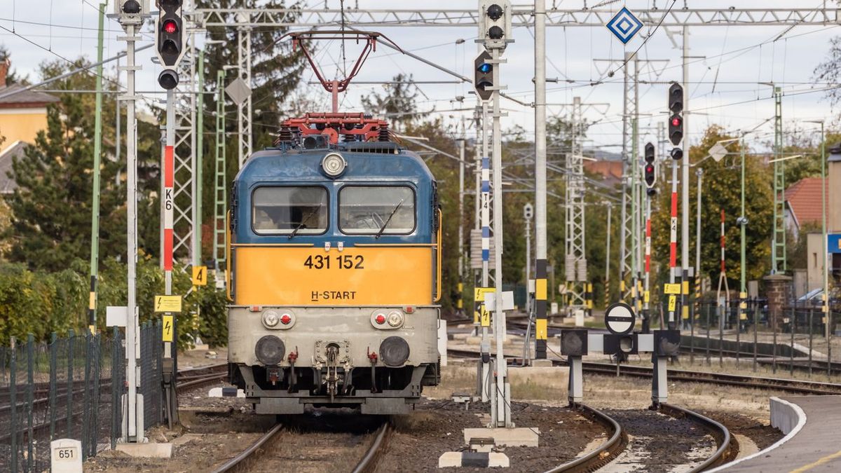 Döbbenet: tehervonatok szaggattak szét egy autót Komáromnál