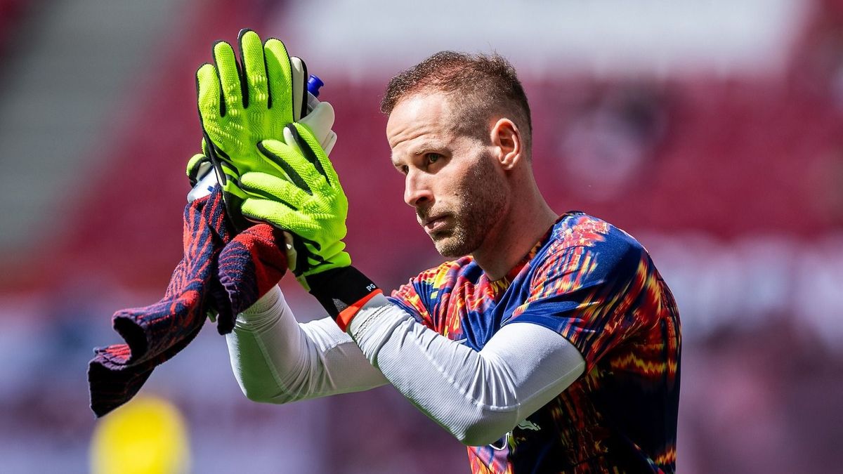 Leipzigs Peter Gulacsi beim warm-up.

Fussball 1. Bundesliga, 31. Spieltag: RB Leipzig - Borussia Dortmund.

27. April 2024: Leipzig, Red Bull Arena.