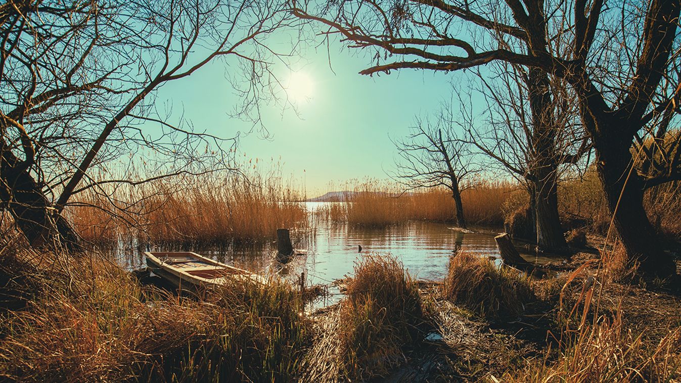 View,Of,The,Lake,In,The,Evening,At,Sunset,Light.