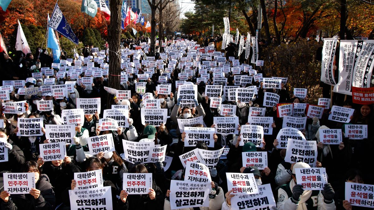 Dél-Korea elnöke bocsánatot kért a szükségállapot miatt, de azért nem mond le