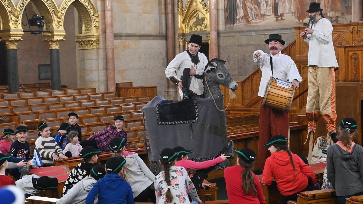 Kövér László házelnök szombaton „átadja a Parlament kulcsát”