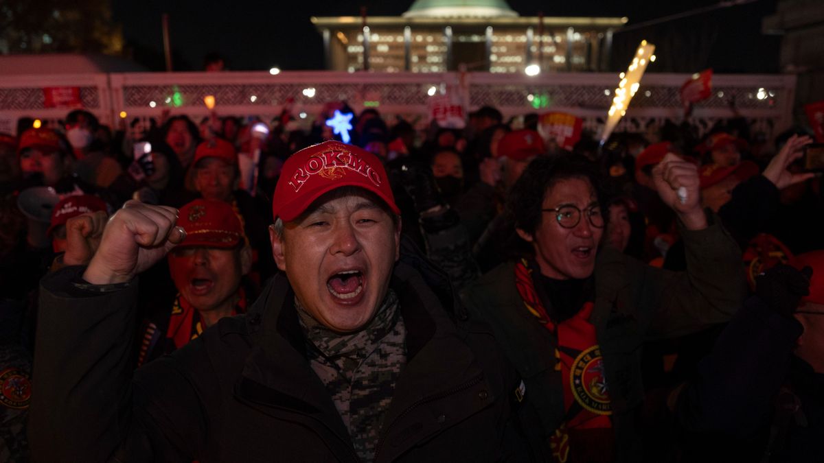 Zendülés és árulás Dél-Koreában:  őrizetbe vették a volt minisztert, százezres tüntetések zajlanak