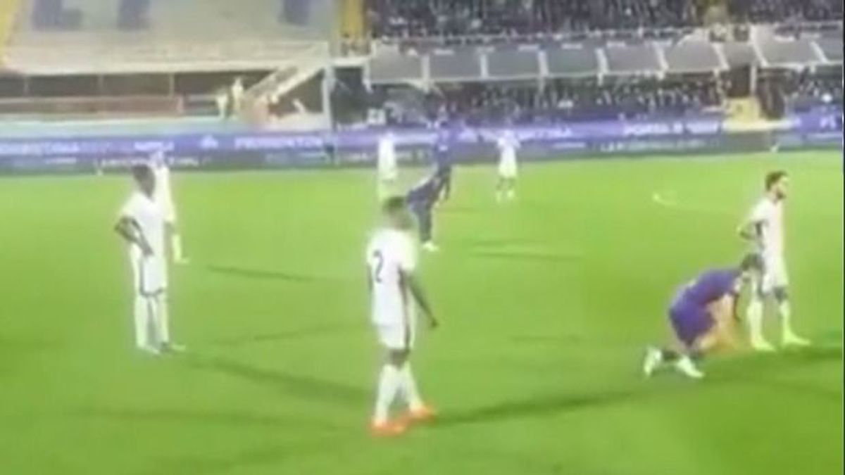 Új videón, ahogyan eszméletlenül zuhan a földre a firenzei focista (VIDEÓ)