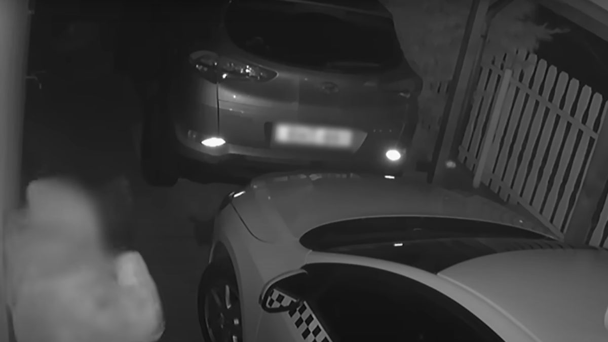 Dolgozott a karma – autót akart lopni a tolvaj, visszapattant a kő az arcára (VIDEÓ)
