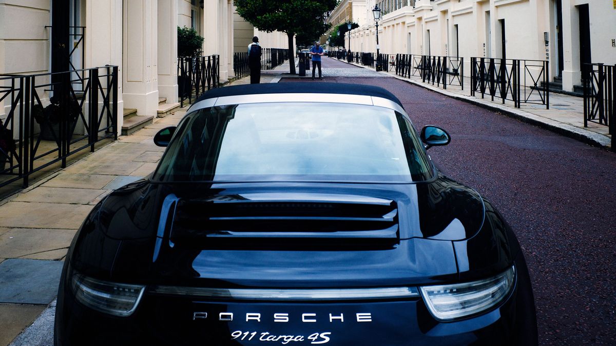 Berepült a Porsche a házba – videón a megrázó baleset (VIDEÓ)