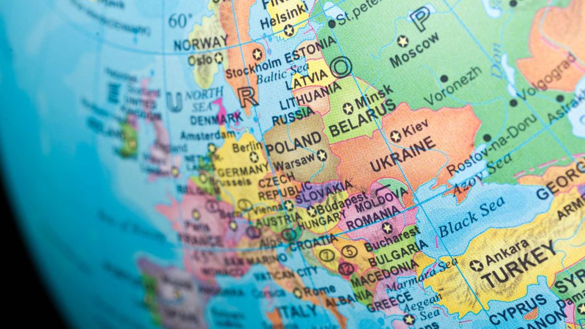 Megkongatta a vészharangot az európai demokráciák felett a neves elemző