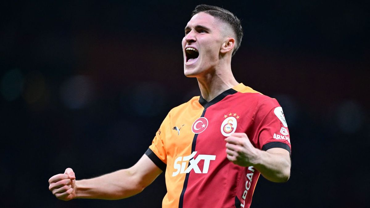 Sokkoló jelenet: Sallai Rolandot pofon vágták a Galatasaray meccsén (VIDEÓ)