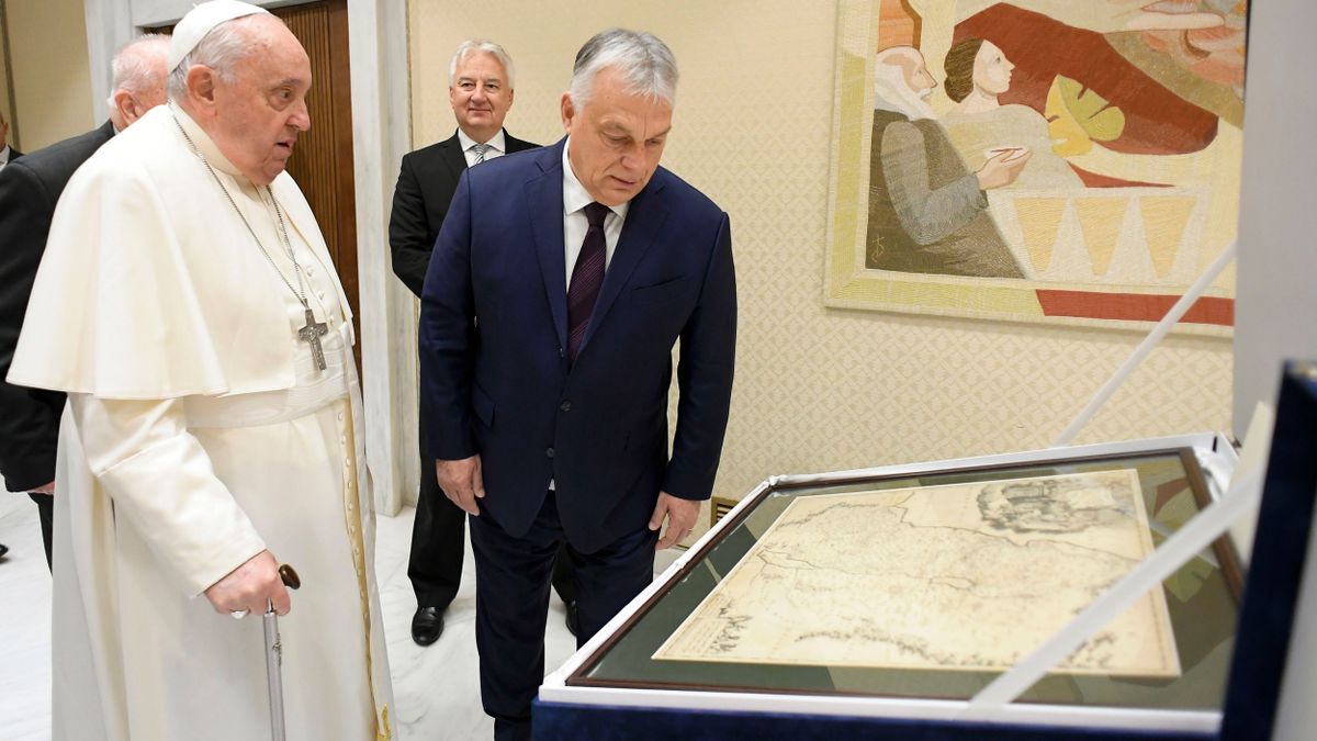 Kiderült, mit ajándékozott egymásnak Ferenc pápa és Orbán Viktor (VIDEÓ)