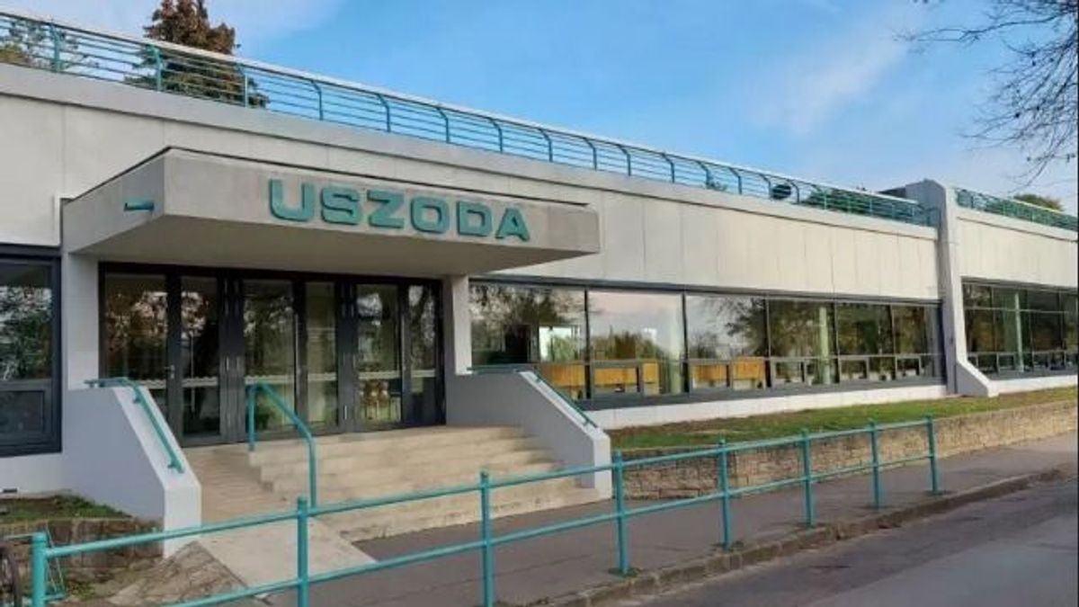 Rejtett kamerát találtak a váci uszoda öltözőjében: kukkolták a gyerekeket