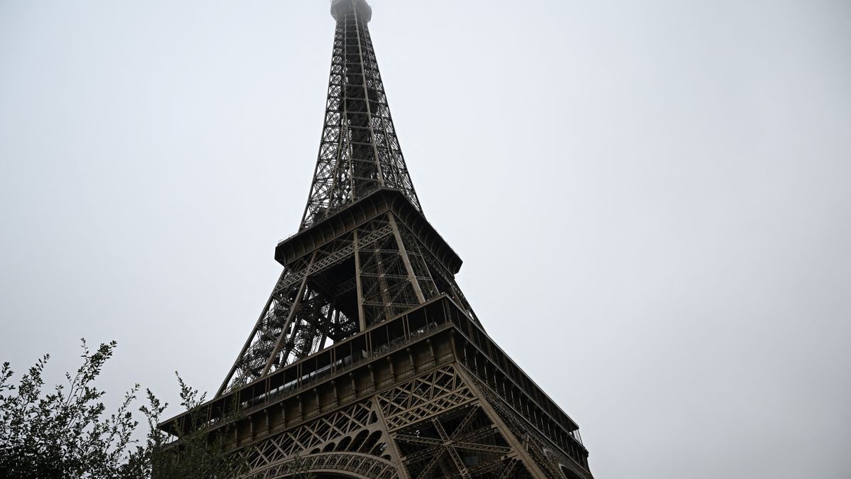 Tűz ütött ki az Eiffel-toronyban, evakuálni kellett a turistákat