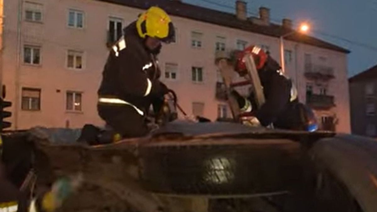 Akcióban a tűzoltók: villamossínre borult egy kocsi Budapesten (VIDEÓ)