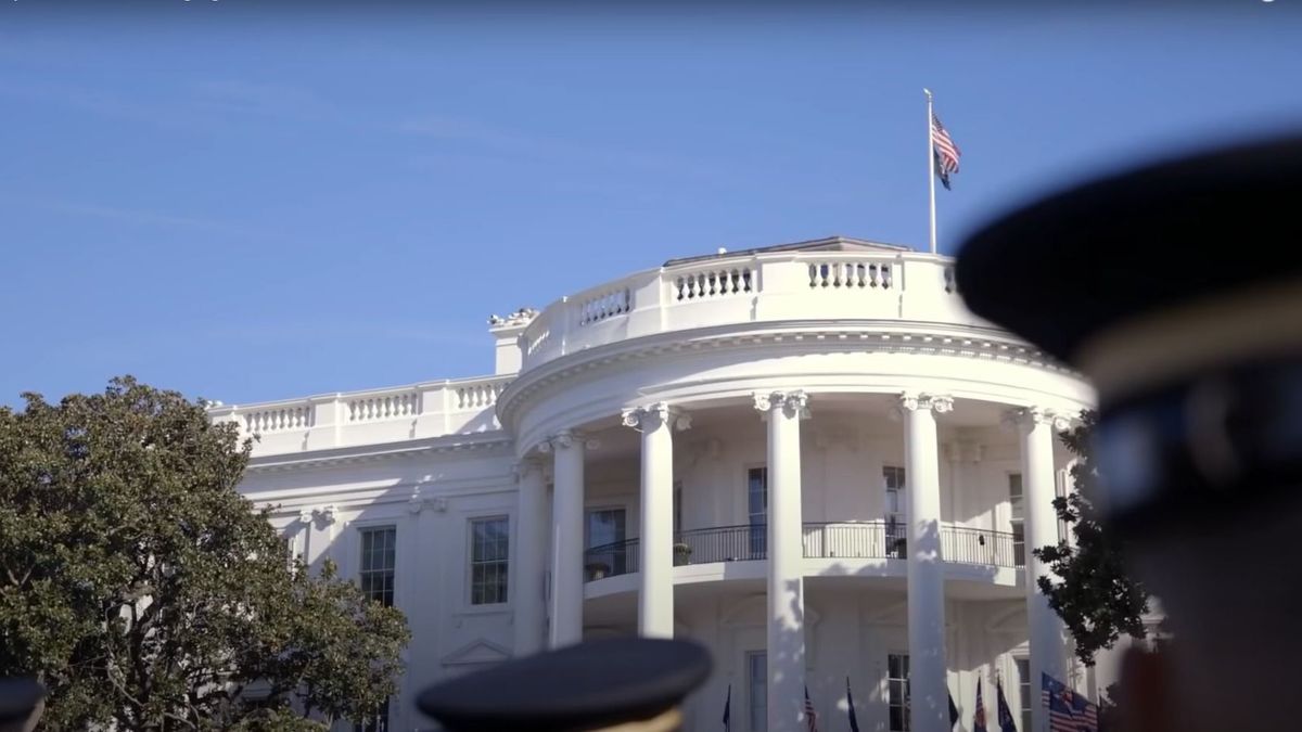 Trump rögtön belehúzott: óriási tisztogatásba kezdett a Fehér Házban