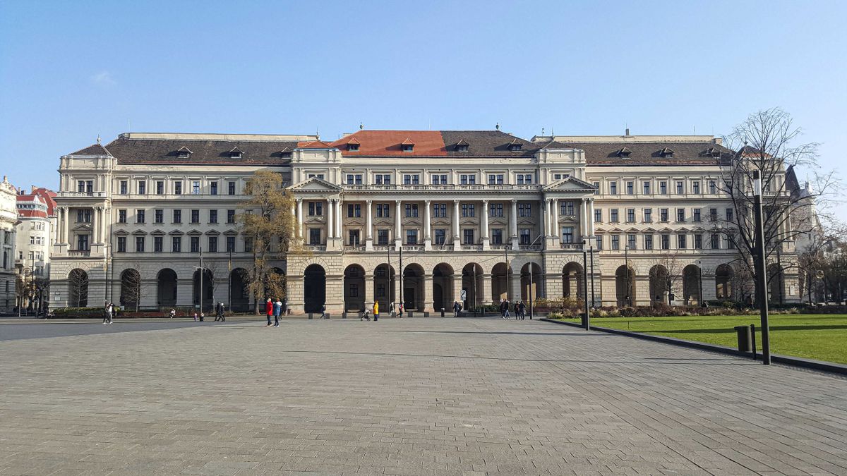 Rendkívüli: lehet, hogy el kell hagyniuk a képviselőknek a parlament épületét