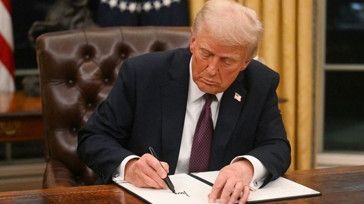 Trump valósággal berúgta az ajtót: itt vannak az első intézkedései!