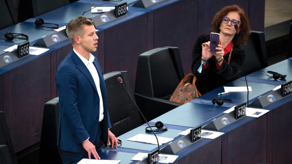 Bizarr: Magyar Péter párttársa azon sajnálkozott Brüsszelben, milyen csúnya dolog a lehallgatás