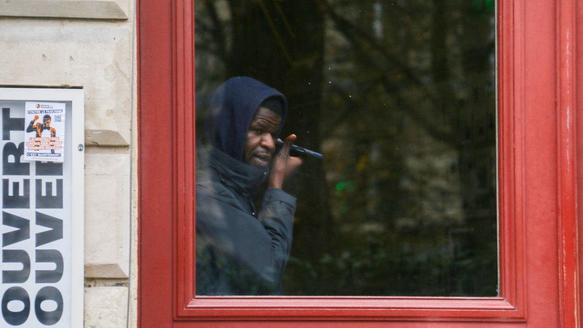 Továbbra is patthelyzet: a migránsok által elfoglalt párizsi színház tehetetlen