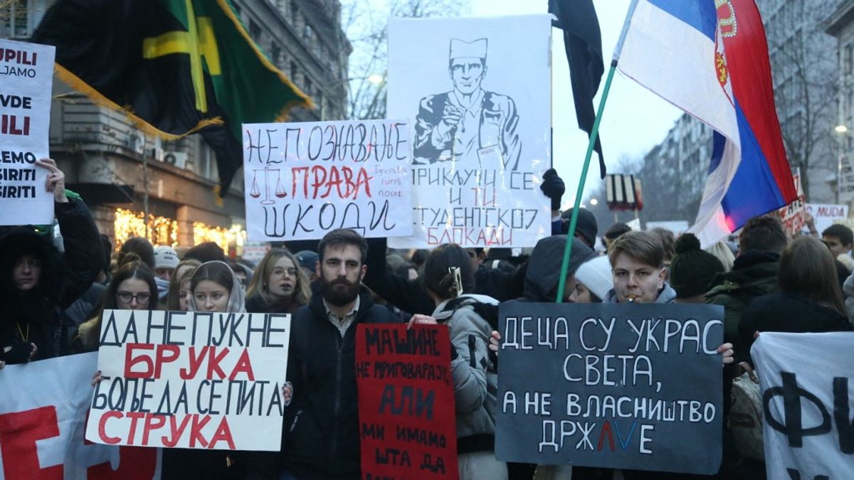 Tüntetők közé hajtott egy autós Belgrádban