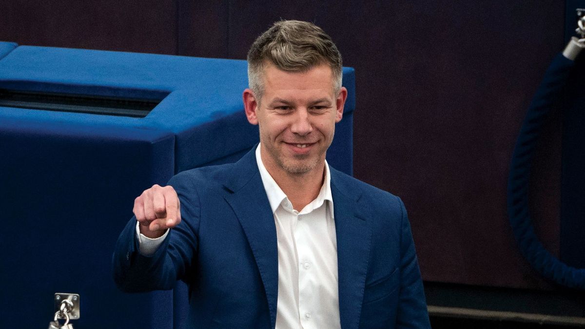 Kicsoda a balos lengyel EP-képviselő, aki Magyar Péter mentelmi ügyének előadója? Portré!
