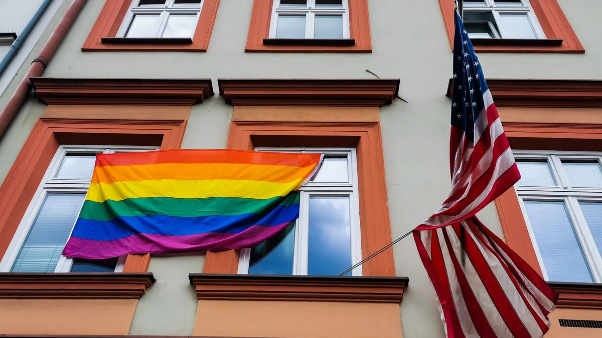 Többet nem tűzik ki egyetlen amerikai nagykövetségre sem a szivárványzászlót!