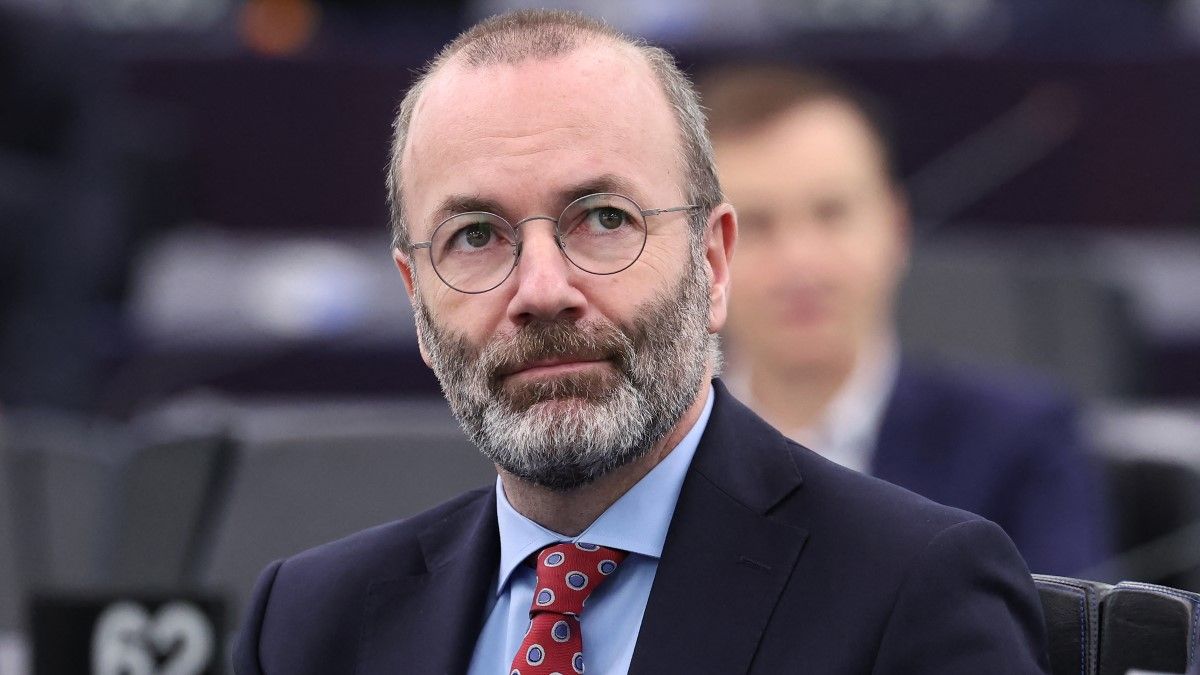 Nyíltan kardot rántott Weber: „Elegem van abból, hogy Orbán Viktor az európai polgárok fején táncol!”