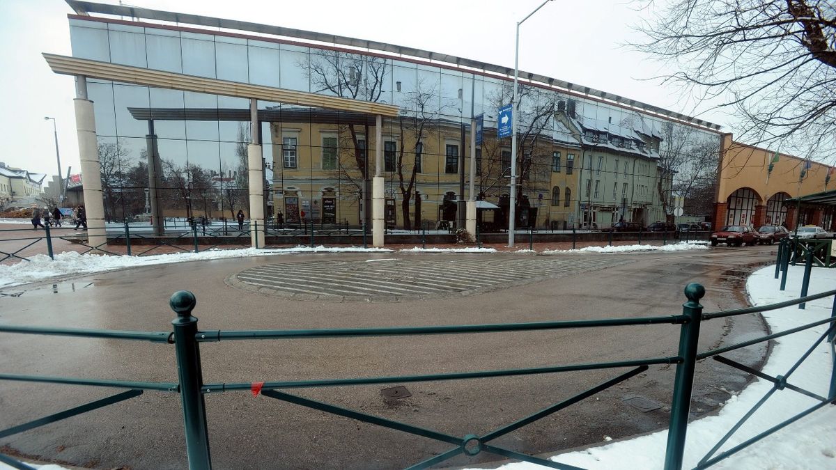 Teljes készültség: Székesfehérvár több pontját lezárták bombariadó miatt