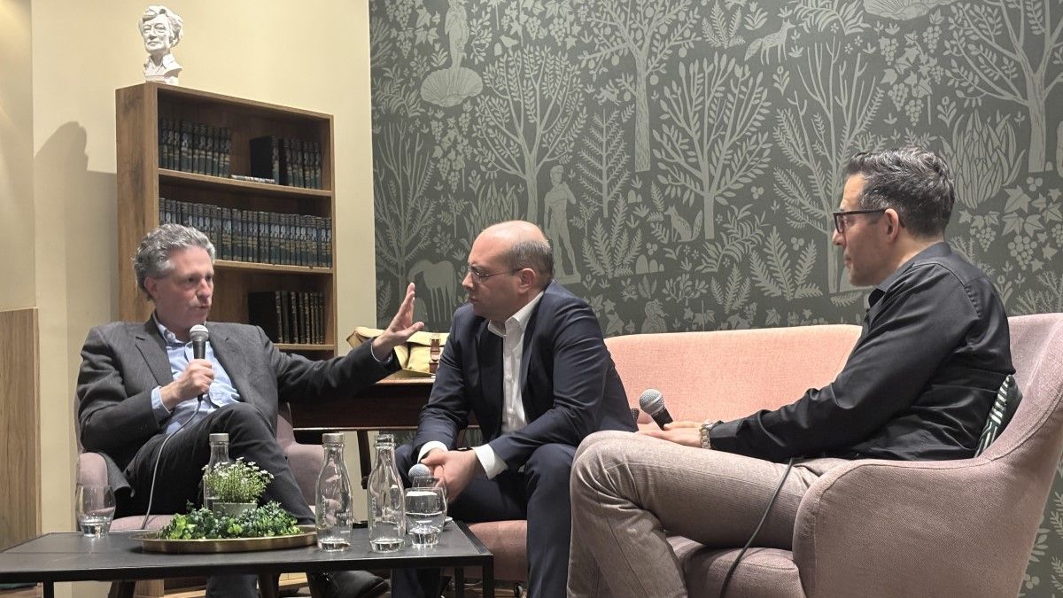 Mráz szerint „Trumpék nem viccelnek”, Schiffer pedig „semmit nem vár kevésbé”, mint hogy Magyar Péter legyen a miniszterelnök – tudósítás a Scruton közéleti vitaestjéről
