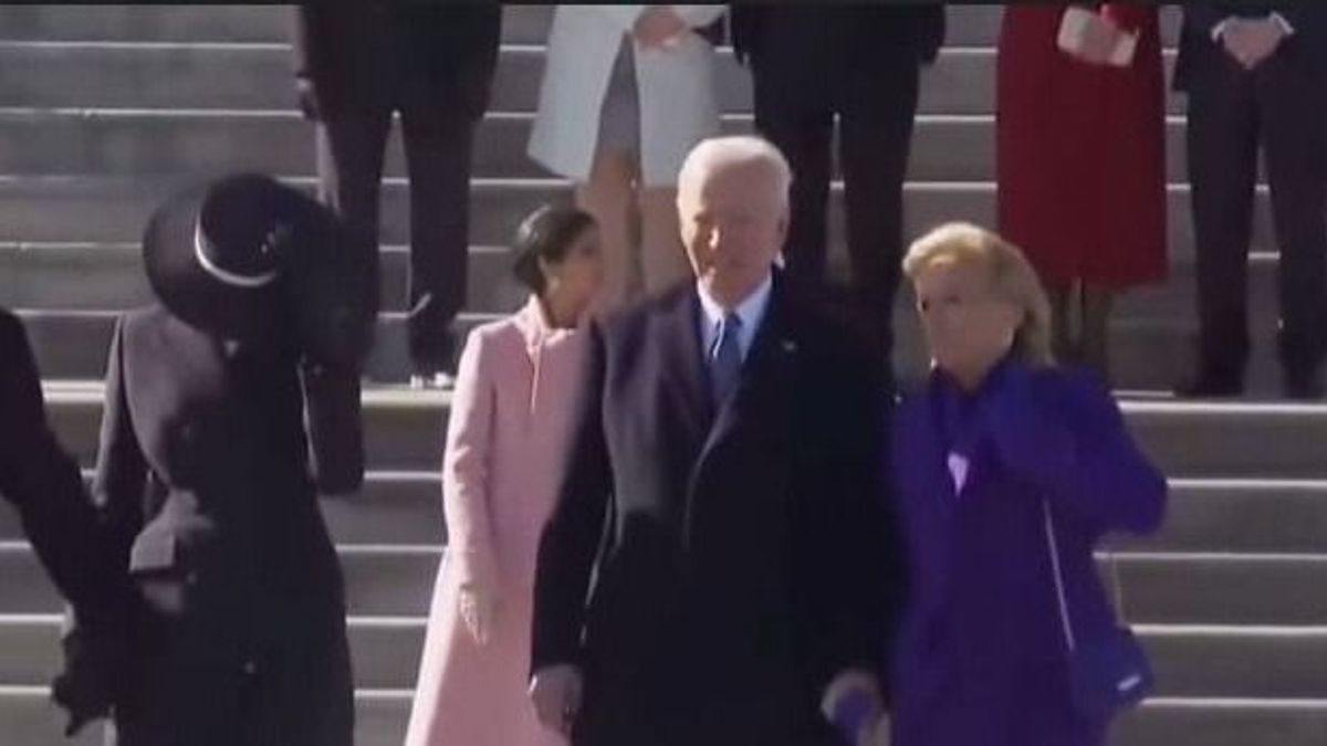 Így totyogott le Biden a történelem színpadáról (VIDEÓ)