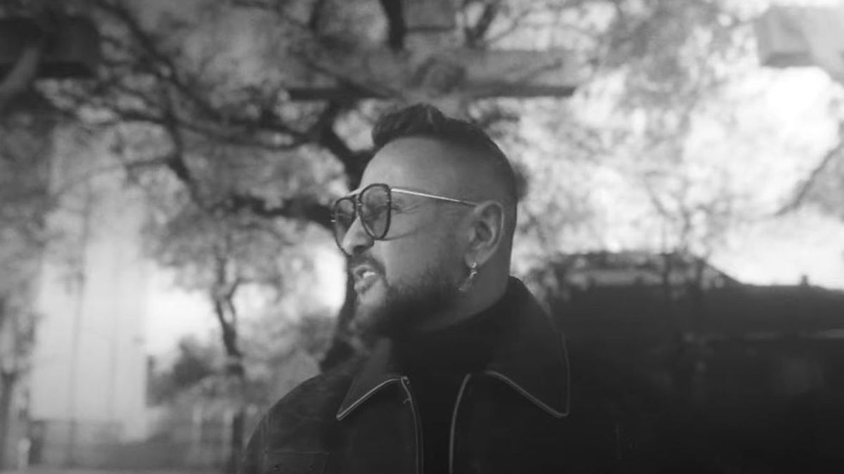 „Jól állna neked a pufajka” – a titokzatos AI-előadó is beleszállt Majkába (VIDEÓ)