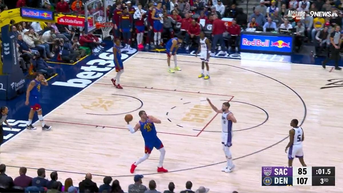 Félkézzel, majdnem egész pályáról – ilyen kosarat az NBA-ben sem gyakran látni (VIDEÓ)