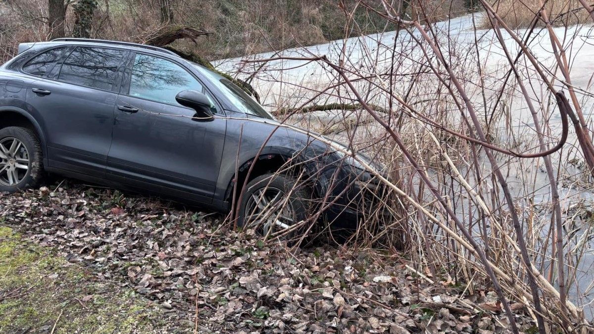 A gödi Feneketlen-tónál landolt egy Porsche, két autómentő tudta csak kiemelni (VIDEÓ)