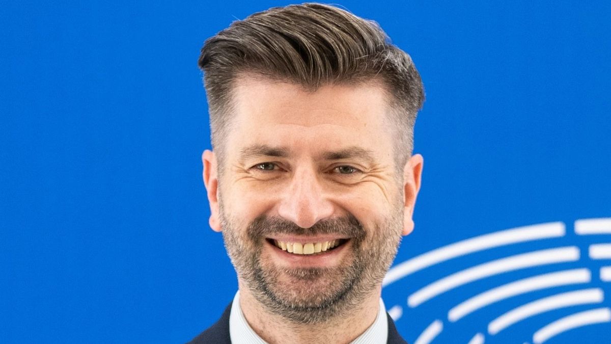 Így védik Magyar Pétert Brüsszelből: baloldali, háborúpárti és genderpárti aktivista jegeli a mentelmi ügyét