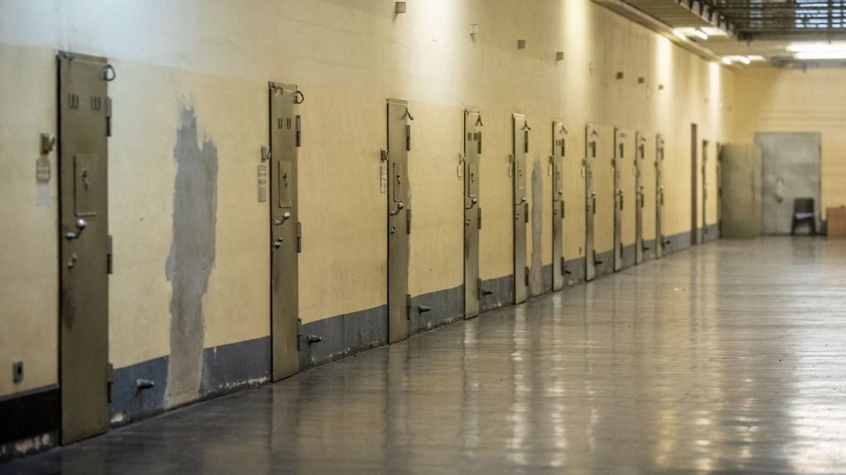 Áttért az iszlámra, terrortámadást szervezett, lecsukták, a börtönben több embert megkéselt