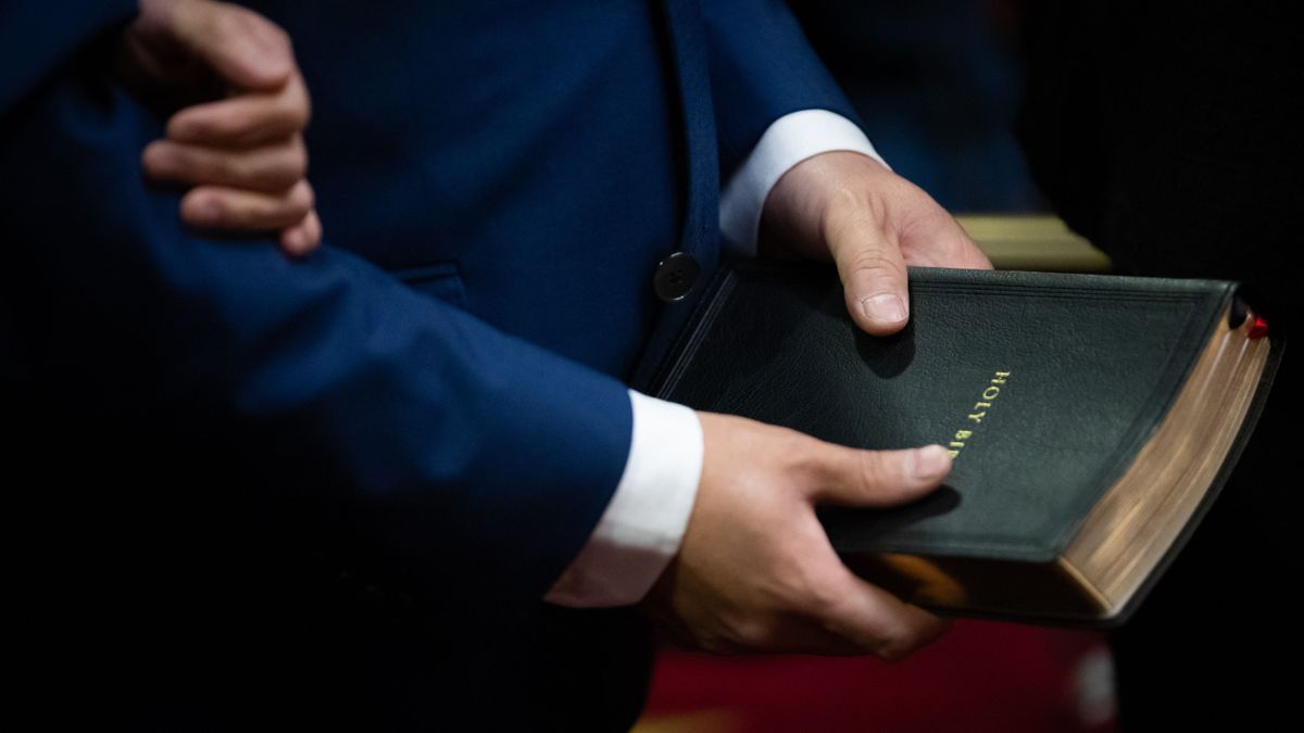 Isten valamit igazán jól csinál” – megugrott a Biblia eladása az Egyesült Államokban.