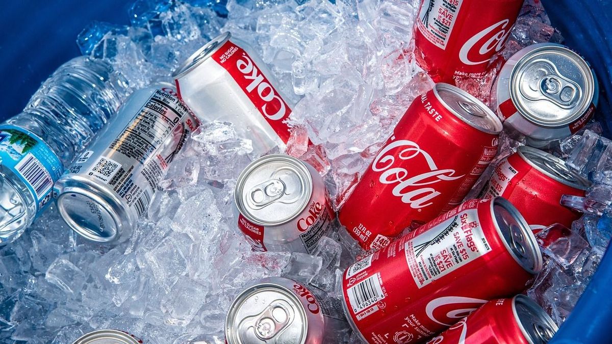 Kétségbeesett a Coca-Cola: nagy változás jöhet az üdítőitaloknál