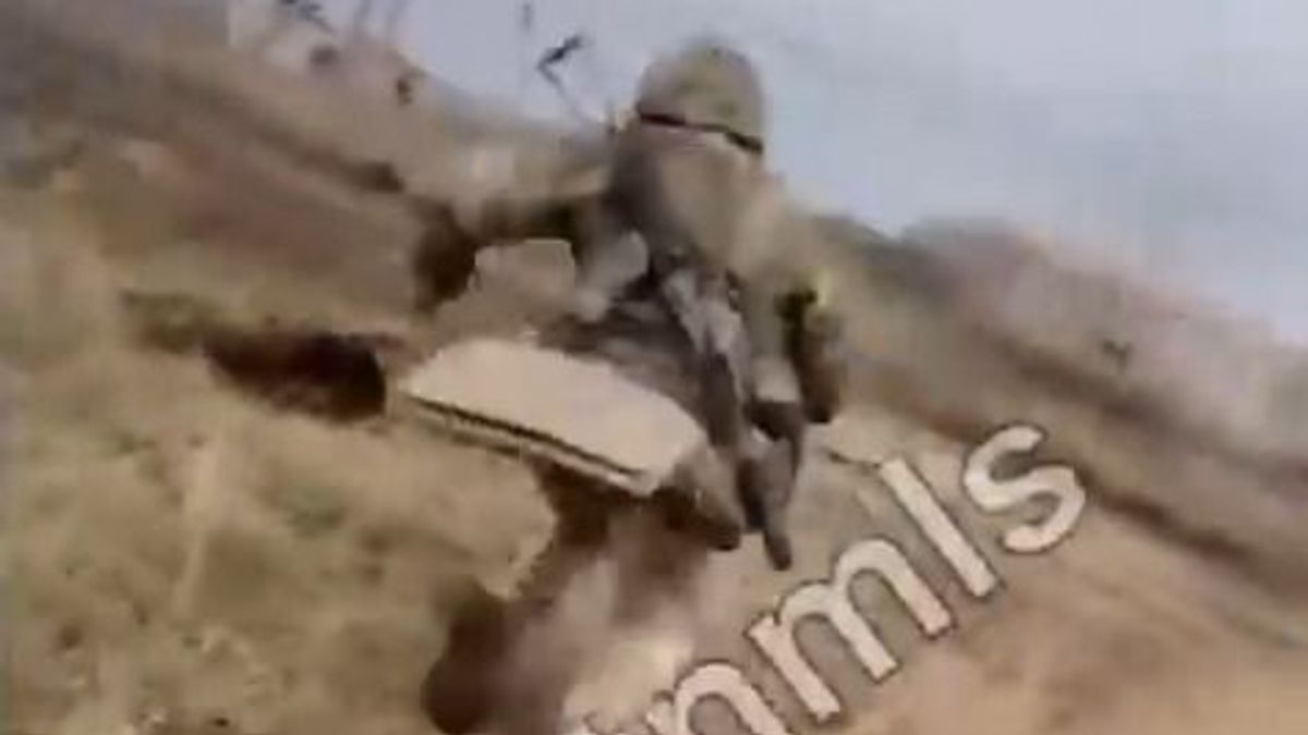Borzalom: gyalogsági aknára lépett egy ukrán katona, élőben vette (VIDEÓ)