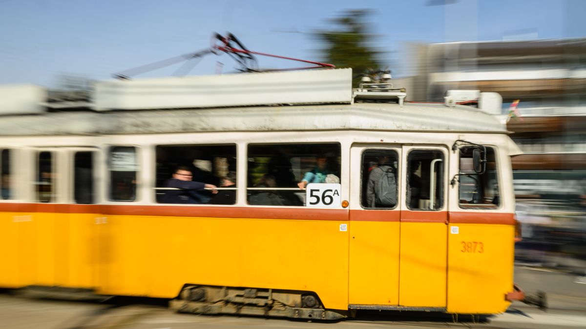 Villamos alá esett egy ember a VIII. kerületben