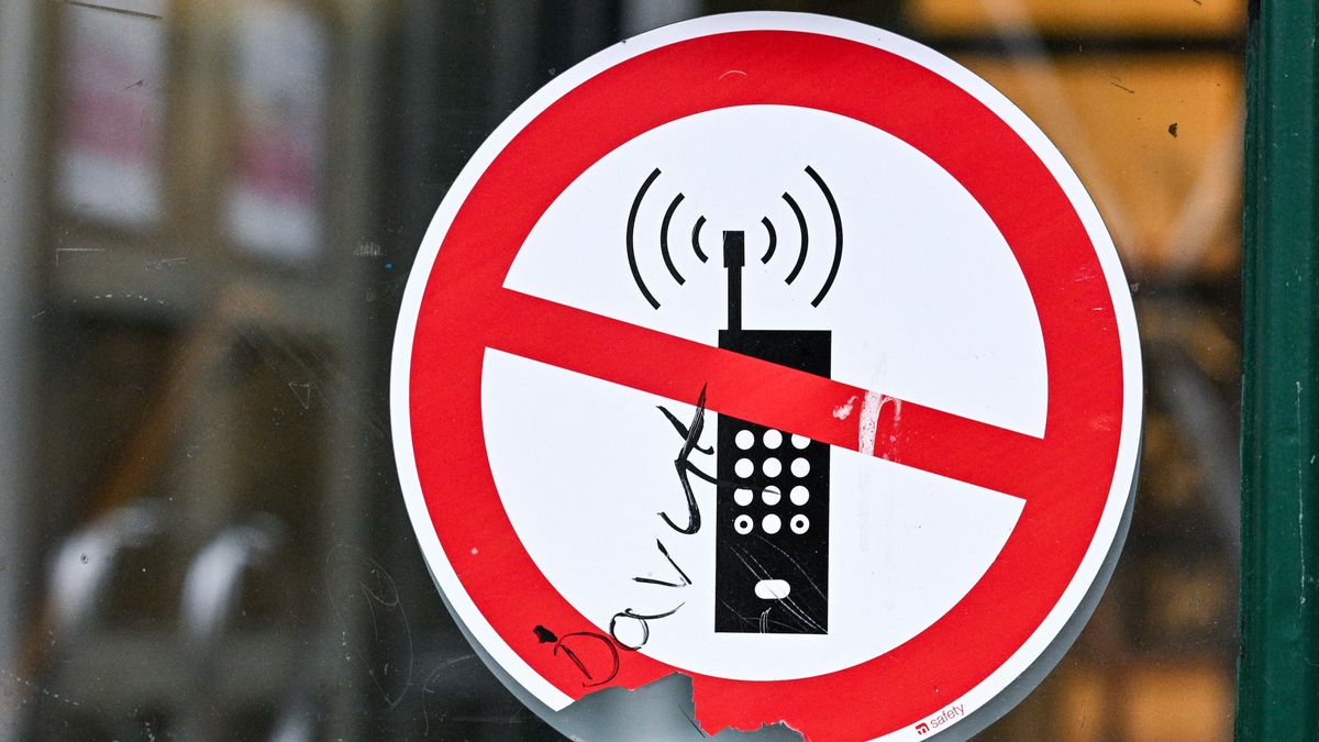 Példamutatás vagy képmutatás – Az iskolai telefonhasználat szakmai és politikai kérdései