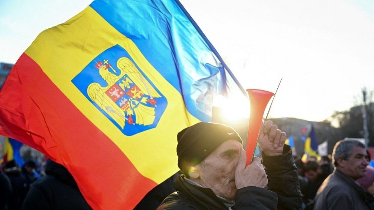 A máskor minden kő alatt nácit látó Politico fizetett hirdetésben mosdatja a magyarellenes AUR-t