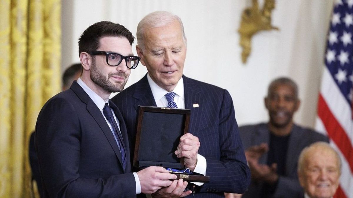 „Soros György igazi hazafi, aki egész életében a szabadságért küzdött” – így ünnepelte Alex Soros apja kitüntetését