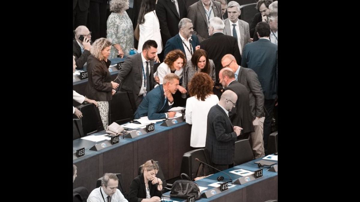 Úgy csicskítják magukat Magyar Péterék Brüsszelben, hogy azt tanítani kellene (FOTÓ)