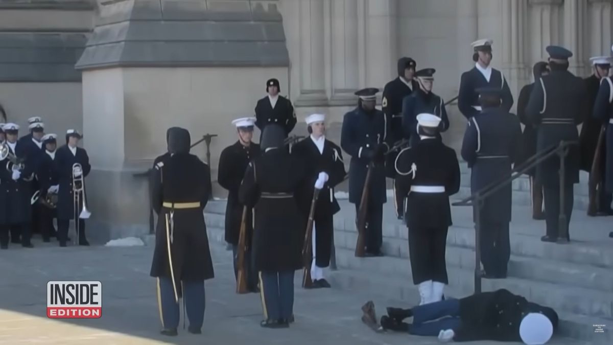 Elájult egy katona Jimmy Carter temetésén (VIDEÓ)