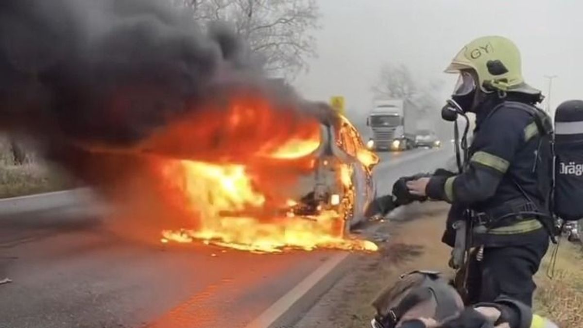 Brutális videó: így néz ki, amikor a semmiből kigyullad egy autó az úton