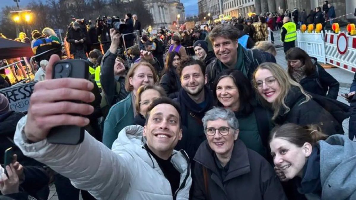Felháborító: nevetgéltek és szelfiztek a Zöldek vezetői a kétéves kisfiú meggyilkolása után