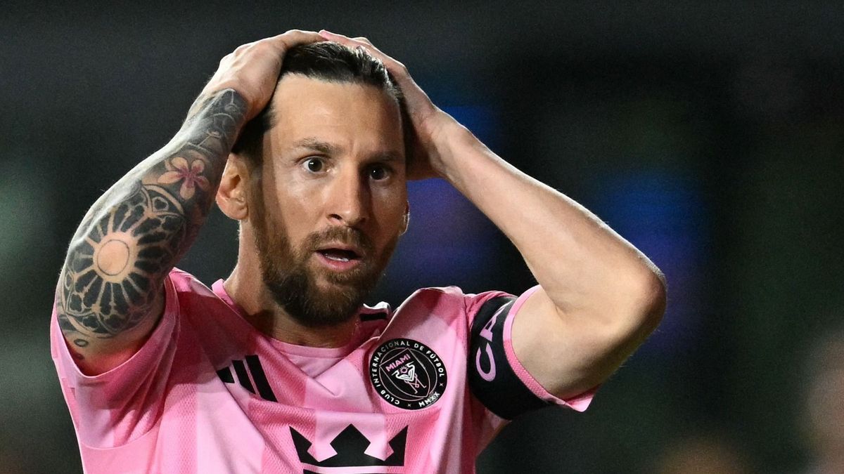 Nyakon ragadta a volt Fradi-edző segédjét Messi, megbüntették érte (VIDEÓ)