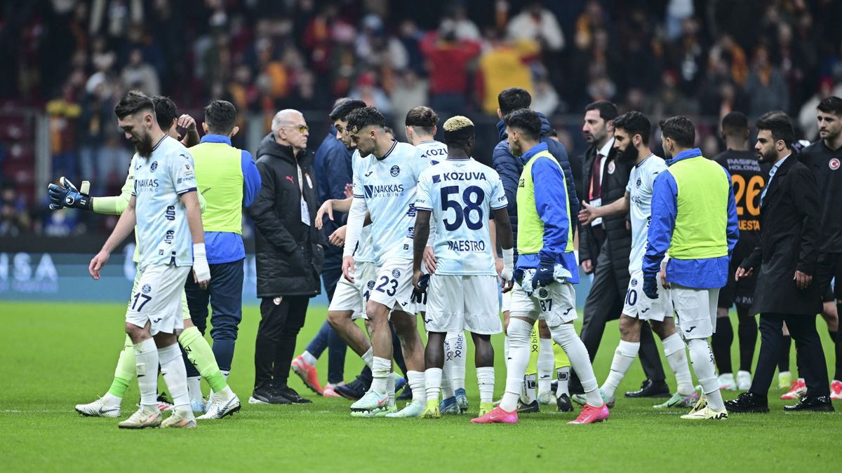 Sallaiék is csak néztek: levonult a pályáról a Galatasaray ellenfele, félbeszakadt a török bajnoki (VIDEÓ)