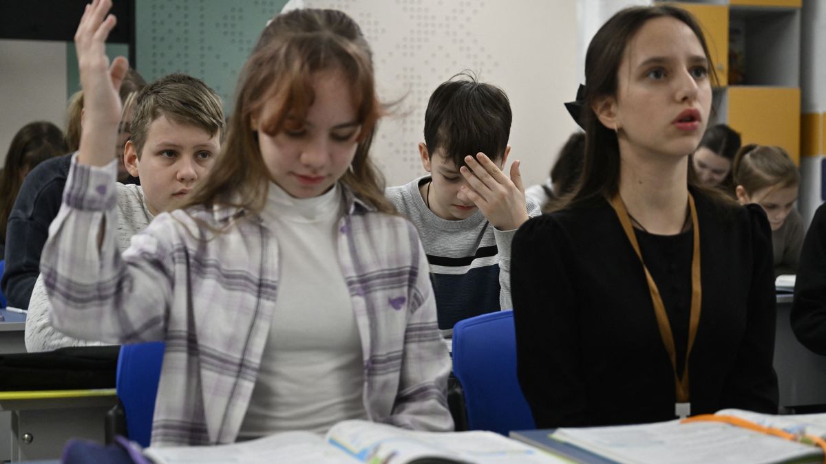 A mobiltilalom hatása az iskolákban: jobb koncentráció, erősebb tanári tekintély
