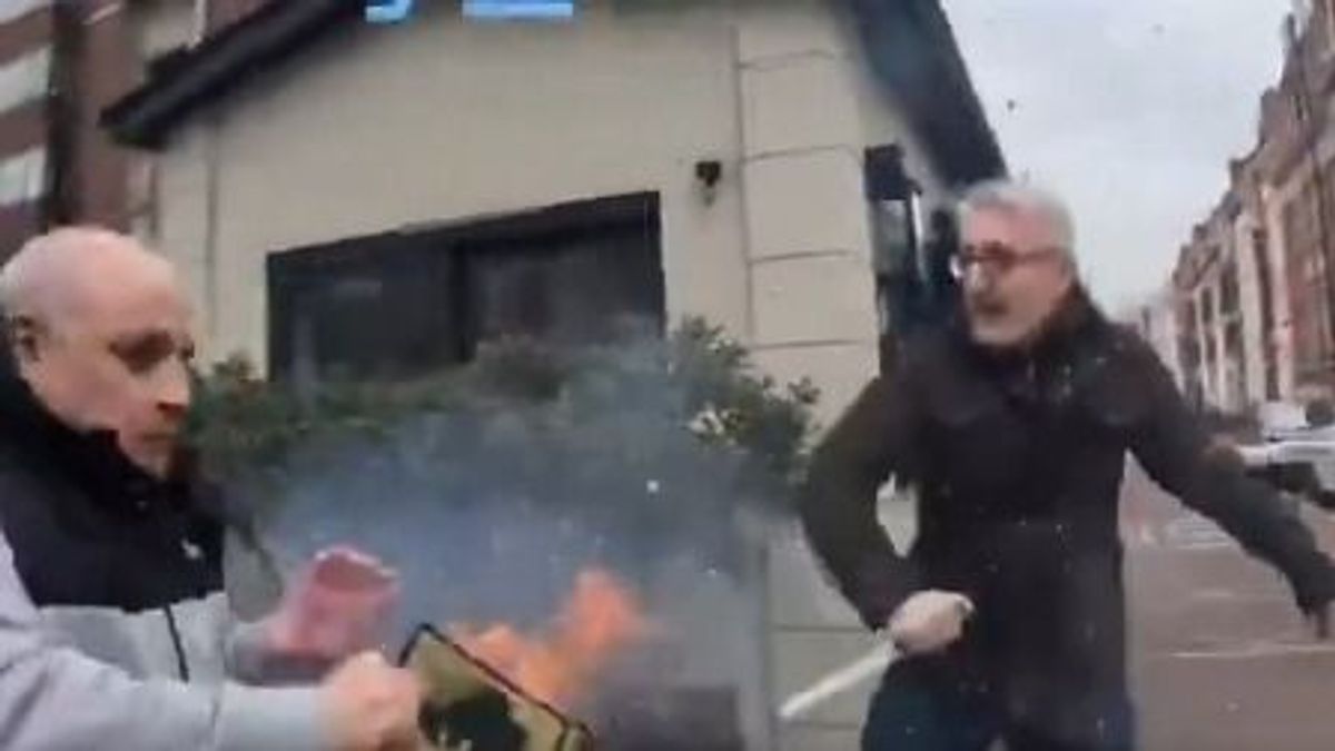 Újabb erőszak Londonban: késsel támadtak egy Korán-égetőre a török konzulátus előtt (VIDEÓ)
