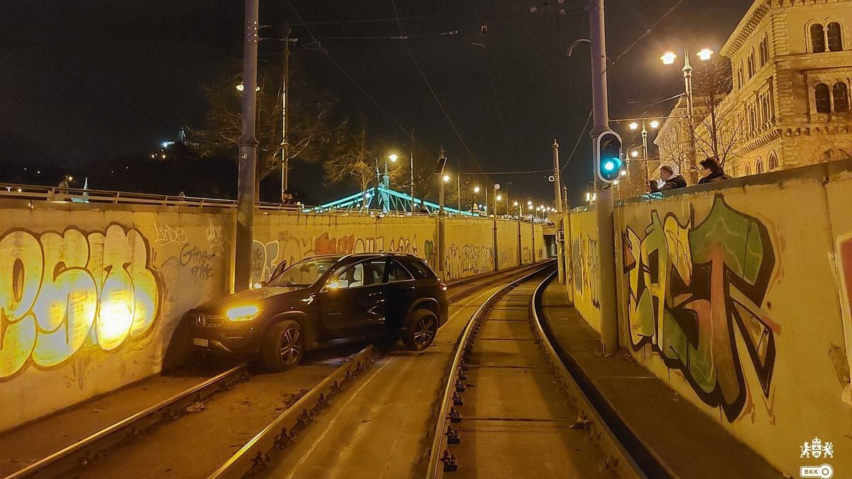 Részeg autósofőr hajtott a Szabadság híd alatti villamosalagútba (FOTÓ)