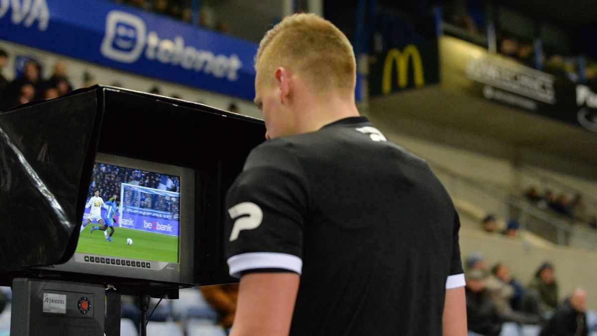 Északon már lázadnak a VAR ellen: a klubok megszüntetnék – itthon újabb sportágban vezetik be